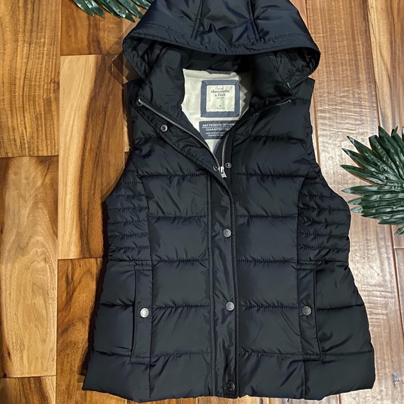 Abercrombie & Fitch Jackets & Blazers - Like new Abercrombie & Fitch puffer vest black Med